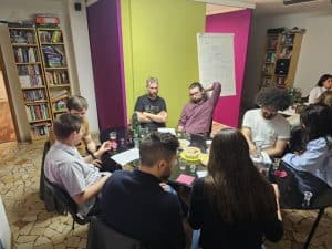 Gruppo di studenti e insegnanti durante una sessione di studio in aula.