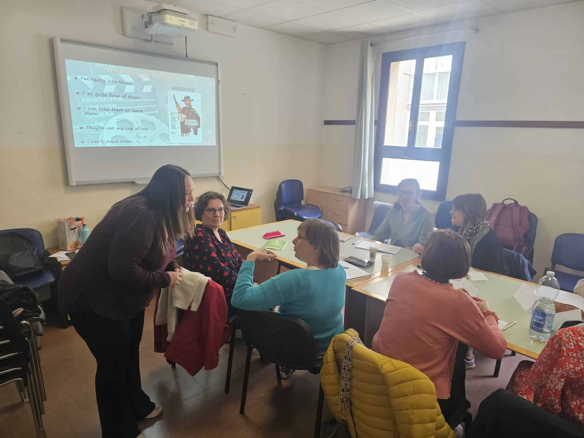 Studenti adulti che conversano in inglese durante una lezione