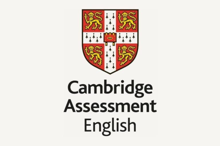 Logo di Cambridge Assessment English con scudo e testo.